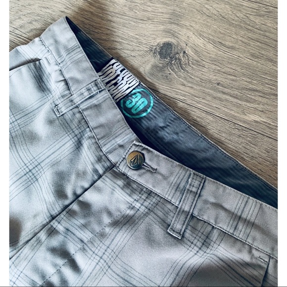 Volcom shorts - Picture 4 of 5